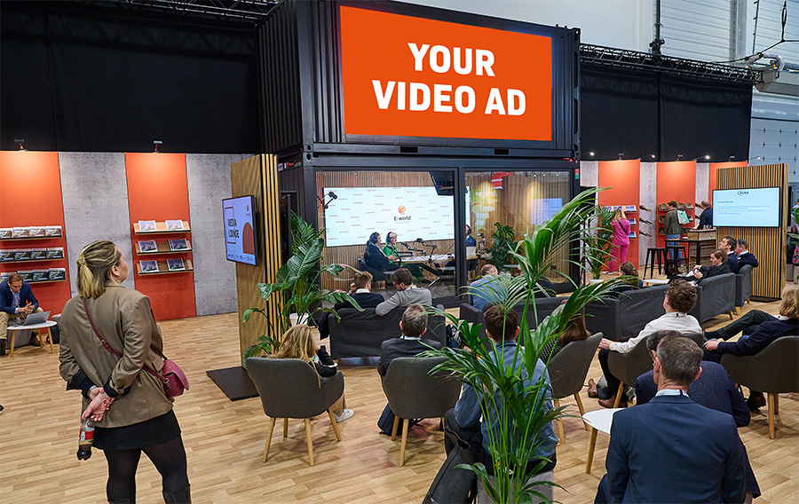 Spot auf der LED-Wand in der Podcast Lounge